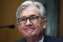 Chủ tịch Fed Jerome Powell đang phải cân bằng giữa hai nhiệm vụ chống lạm phát và bình ổn hệ thống tài chính (Ảnh: Bloomberg)