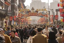 Du khách gần Yuyuan Bazaar ở Thượng Hải, Trung Quốc (Ảnh: Getty)