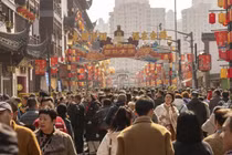 Du khách gần Yuyuan Bazaar ở Thượng Hải, Trung Quốc (Ảnh: Getty)