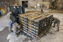 Một lô hàng vũ khí mà Mỹ chuyển cho Ukraine (Ảnh: AP)