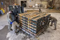 Một lô hàng vũ khí mà Mỹ chuyển cho Ukraine (Ảnh: AP)