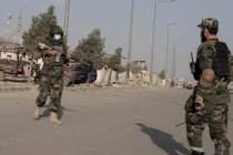 Chiến binh Taliban đứng gác một con đường dẫn tới sân bay Kabul (Ảnh: Reuters)