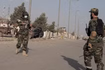 Chiến binh Taliban đứng gác một con đường dẫn tới sân bay Kabul (Ảnh: Reuters)