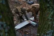 Một đội trinh sát trên không với UAV giám sát của Ukraine gần thành phố tiền tuyến Pokrovsk vào tháng trước. Ảnh: WSJ.