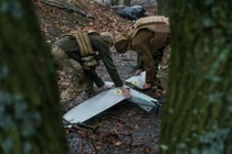 Một đội trinh sát trên không với UAV giám sát của Ukraine gần thành phố tiền tuyến Pokrovsk vào tháng trước. Ảnh: WSJ.