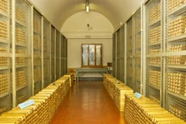 Một căn phòng an toàn bên trong hầm vàng của Ngân hàng Italy chứa đầy những thỏi vàng xếp chồng lên nhau, phía sau là những chiếc lồng an toàn chứa vàng. Ảnh: Reuters.