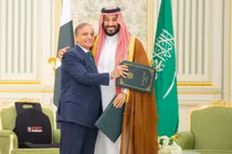 Thái tử Arab Saudi Mohammed bin Salman và Thủ tướng Pakistan Shehbaz Sharif ôm nhau vào ngày họ ký thỏa thuận quốc phòng, tại Riyadh, Saudi Arabia, ngày 17/9. Ảnh: Reuters.
