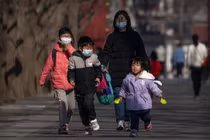 Trung Quốc sẽ cho phép mỗi cặp vợ chồng được có 3 con (Ảnh: AP)