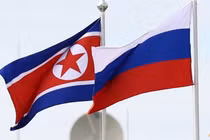 Cờ Nga và Triều Tiên tung bay tại Vostochny Сosmodrome ở vùng Amur cực đông, Nga vào ngày 13/9/2023. Ảnh: Reuters.