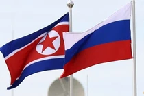 Cờ Nga và Triều Tiên tung bay tại Vostochny Сosmodrome ở vùng Amur cực đông, Nga vào ngày 13/9/2023. Ảnh: Reuters.