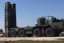 Bệ phóng tên lửa thuộc hệ thống S-400 của Nga. Ảnh: MW.