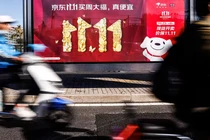Bảng quảng cáo Ngày Độc thân của JD.com tại Bắc Kinh vào ngày 26/10 (Ảnh: Reuters)