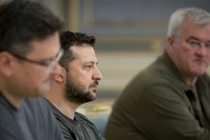 Ông Dmitry Kuleba (trái), Tổng thống Ukraine Vladimir Zelensky (giữa) và ông Andrey Sibiga trong cuộc gặp phái đoàn Pháp (Ảnh: RT)