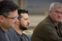 Ông Dmitry Kuleba (trái), Tổng thống Ukraine Vladimir Zelensky (giữa) và ông Andrey Sibiga trong cuộc gặp phái đoàn Pháp (Ảnh: RT)