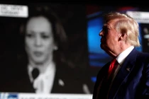 Ông Donald Trump chiếu đoạn video về bà Kamala Harris trong một cuộc vận động tranh cử ở Las Vegas, Nevada, ngày 13/9 (Ảnh Getty)