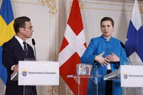 Thủ tướng Đan Mạch Mette Frederiksen (phải) phát biểu trong cuộc họp báo chung với các nhà lãnh đạo Bắc Âu khác và Thủ tướng Đức Olaf Scholz ở Stockholm, Thụy Điển ngày 13/5 (Ảnh: RT)