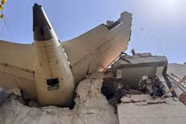 Hiện trường vụ tai nạn máy bay thảm khốc ở Ấn Độ. Ảnh: Reuters.