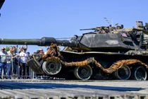 Xe tăng Abrams M1 do Mỹ sản xuất bị hư hỏng được trưng bày ở Moscow (Ảnh: Getty)