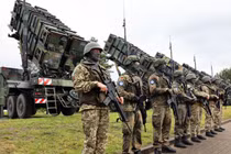 Đức và Ukraine trước hệ thống tên lửa phòng không Patriot vào ngày 11/6/2024. Ảnh: Getty.