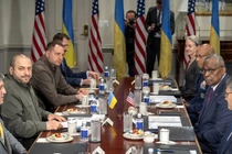 Bộ trưởng Quốc phòng Mỹ Lloyd Austin gặp Bộ trưởng Quốc phòng Ukraine Rustem Umerov tại Lầu Năm Góc, ngày 30/8 (Ảnh: AP)