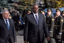 Bộ trưởng Quốc phòng Mỹ Lloyd Austin (phải) và Bộ trưởng Quốc phòng Ukraine Andriy Taran (Ảnh: AP)