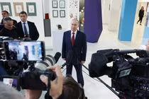 Tổng thống Nga Vladimir Putin phát biểu với các phóng viên tại Trung tâm Giáo dục Sirius sau cuộc điện đàm với Tổng thống Mỹ Donald Trump. Ảnh: Sputnik.