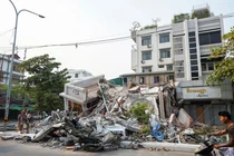 Toàn cảnh một tòa nhà bị sập sau trận động đất mạnh ở Mandalay, Myanmar, ngày 30/3. Ảnh: Reuters.