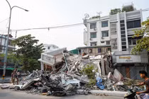 Toàn cảnh một tòa nhà bị sập sau trận động đất mạnh ở Mandalay, Myanmar, ngày 30/3. Ảnh: Reuters.