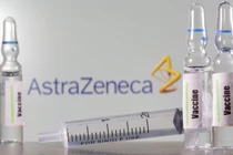 Vaccine do AstraZeneca/Oxford sản xuất bị nhiều nước tạm ngừng sử dụng do lo ngại về tác dụng phụ nghiêm trọng (Ảnh: CNBC)