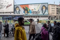 Người dân Iran đi bộ dọc theo các con phố ở Tehran, Iran, vào ngày 24/2/2024. Một bức tranh tường trên Đại lộ Enqelab có hình ảnh nhà Lãnh tụ tối cao Ali Khamenei. Ảnh: AFP.