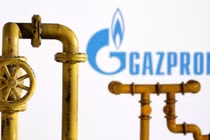 Mô hình đường ống dẫn khí đốt tự nhiên và logo của tập đoàn Gazprom. Ảnh: Reuters.