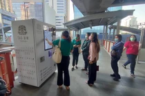 Một máy bán hàng tự động thông minh tại trạm xe ở Bangkok, Thái Lan (Ảnh: Bangkok Post)