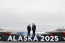 Tổng thống Mỹ Donald Trump và Tổng thống Nga Vladimir Putin chụp ảnh trên đường băng sau khi đến Căn cứ chung Elmendorf-Richardson ở Anchorage, Alaska, hôm 15/8. Ảnh: AFP.