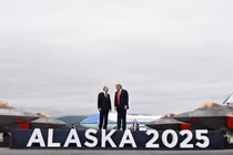 Tổng thống Mỹ Donald Trump và Tổng thống Nga Vladimir Putin chụp ảnh trên đường băng sau khi đến Căn cứ chung Elmendorf-Richardson ở Anchorage, Alaska, hôm 15/8. Ảnh: AFP.