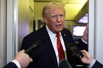 Tổng thống Mỹ Donald Trump phát biểu với các phóng viên trên chuyên cơ Không lực Một. Các nhà phân tích cho rằng quyết định mở rộng danh sách đen thương mại của Mỹ vào cuối tháng 9 có thể đã châm ngòi căng thẳng trong cuộc chiến thương mại Mỹ-Trung. Ảnh: AFP.