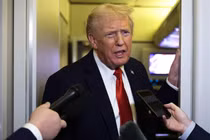 Tổng thống Mỹ Donald Trump phát biểu với các phóng viên trên chuyên cơ Không lực Một. Các nhà phân tích cho rằng quyết định mở rộng danh sách đen thương mại của Mỹ vào cuối tháng 9 có thể đã châm ngòi căng thẳng trong cuộc chiến thương mại Mỹ-Trung. Ảnh: AFP.