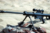 Một khẩu Barrett M82 được giữ trong cát. Ảnh: IE.
