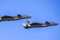 Một lớp phủ mới được phát triển tại Trung Quốc có khả năng thu hẹp khoảng cách công nghệ đối với máy bay tàng hình Mỹ. Ảnh: Xinhua.