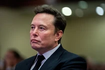 Giám đốc điều hành Tesla và chủ sở hữu X Elon Musk lắng nghe ông Donald Trump phát biểu trong cuộc họp với các đảng viên Cộng hòa tại Hạ viện tại khách sạn Hyatt Regency ở Washington vào ngày 13/11/2024. Ảnh: Reuters.