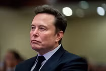 Giám đốc điều hành Tesla và chủ sở hữu X Elon Musk lắng nghe ông Donald Trump phát biểu trong cuộc họp với các đảng viên Cộng hòa tại Hạ viện tại khách sạn Hyatt Regency ở Washington vào ngày 13/11/2024. Ảnh: Reuters.