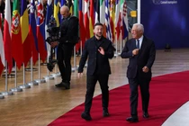 Tổng thống Ukraine Volodymyr Zelensky và Chủ tịch Hội đồng Châu Âu Antonio Costa đến dự hội nghị thượng đỉnh các nhà lãnh đạo Liên minh Châu Âu tại Brussels, Bỉ, ngày 23/10. Ảnh: Reuters.
