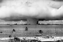 Một đám mây hình nấm và cột nước được tạo ra từ vụ nổ hạt nhân Baker dưới nước vào ngày 25/7/1946 tại Quần đảo Marshall. Ảnh: Getty.