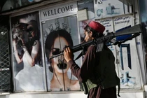 Những tấm poster có hình phụ nữ bị bôi xóa phần mặt (Ảnh: AFP)