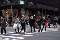 Người tiêu dùng Mỹ mạnh tay chi tiêu do lượng tiền tiết kiệm dôi thừa (Ảnh: Bloomberg)