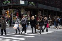 Người tiêu dùng Mỹ mạnh tay chi tiêu do lượng tiền tiết kiệm dôi thừa (Ảnh: Bloomberg)