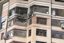 Một tòa nhà chung cư bị hư hại ở Ramenskoye, khu vực Moscow sau đòn không kích bằng UAV của Ukraine, ngày 11/3. Ảnh: Sputnik.