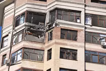 Một tòa nhà chung cư bị hư hại ở Ramenskoye, khu vực Moscow sau đòn không kích bằng UAV của Ukraine, ngày 11/3. Ảnh: Sputnik.