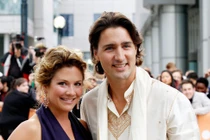 Bà Sophie Grégoire Trudeau đứng cạnh chồng, Thủ tướng Justin Trudeau (Ảnh: Getty)