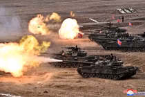 Một cuộc trình diễn quân sự có sự tham gia của các đơn vị xe tăng của Triều Tiên, ngày 13/3. Ảnh: Reuters.