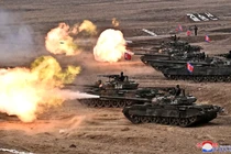 Một cuộc trình diễn quân sự có sự tham gia của các đơn vị xe tăng của Triều Tiên, ngày 13/3. Ảnh: Reuters.